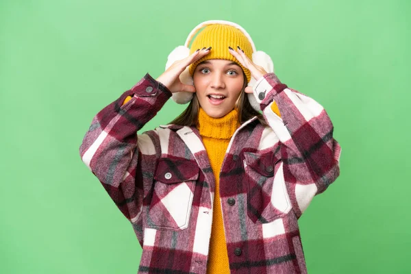 年轻的高加索女孩穿着冬衣 带着惊讶的表情出现在孤立的背景下 — 图库照片