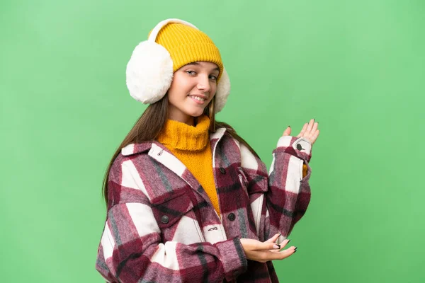 Adolescente Caucasiano Menina Vestindo Regalos Inverno Sobre Fundo Isolado Estendendo — Fotografia de Stock