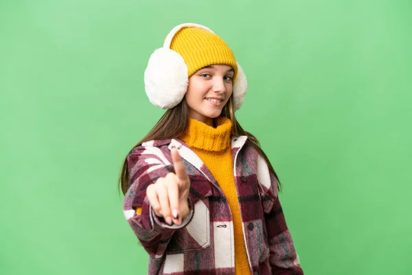Adolescente Caucasico Ragazza Indossare Inverno Manicotti Sfondo Isolato Mostrando Alzando — Foto Stock