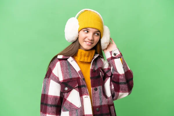 Teenager Kaukasisches Mädchen Trägt Wintermützen Über Isoliertem Hintergrund Und Hört — Stockfoto