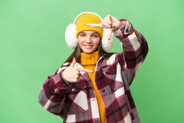 Adolescente Chica Caucásica Con Manguitos Invierno Sobre Fondo Aislado Enfocando —  Fotos de Stock