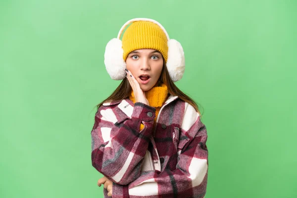 Adolescente Caucasiano Menina Vestindo Regalos Inverno Sobre Fundo Isolado Surpreendido — Fotografia de Stock