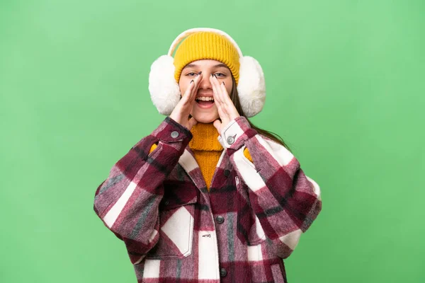 Adolescente Caucasiano Menina Vestindo Regalos Inverno Sobre Fundo Isolado Gritando — Fotografia de Stock