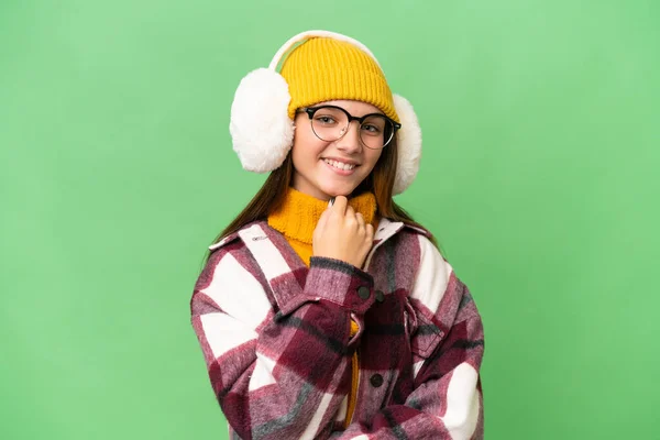 年轻的高加索女孩 戴着冬衣 戴着眼镜 面带微笑 背景孤寂 — 图库照片