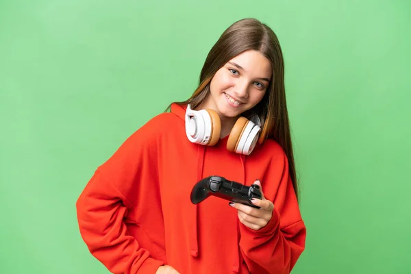青少年白种人女孩与电子游戏控制器一起玩 而不是在孤立的背景下摆姿势 双手叉腰 面带微笑 — 图库照片