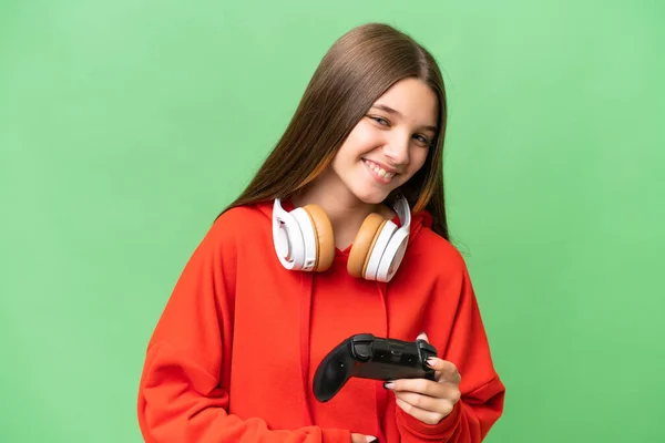 青少年白种人女孩玩电子游戏控制器的时候 背景离群索居 面带微笑 — 图库照片