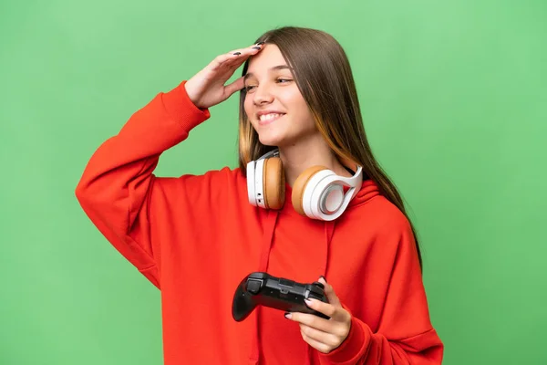 Έφηβος Καυκάσιος Κορίτσι Παίζει Ένα Χειριστήριο Βιντεοπαιχνιδιών Πάνω Από Απομονωμένη — Φωτογραφία Αρχείου