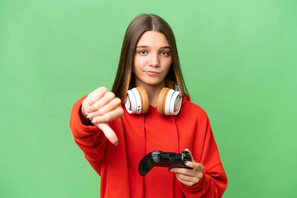 青少年白人女孩在孤立的背景下玩电子游戏控制器 带着负面表情垂手可得 — 图库照片