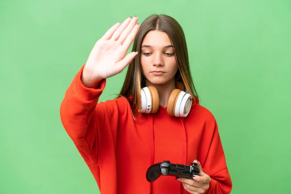 Teenagets Kaukasiske Jente Som Leker Med Videospillkontroller Isolert Bakgrunn Gjør – stockfoto