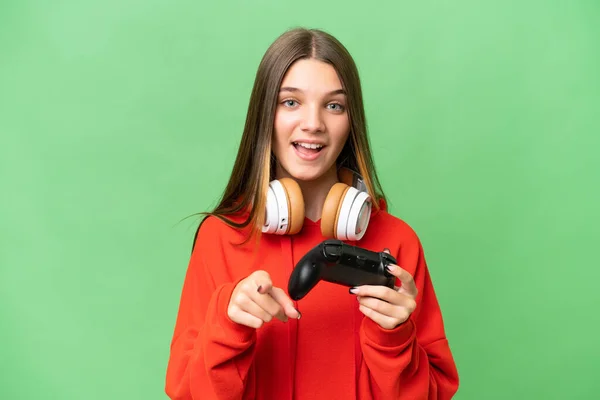 Ragazza Caucasica Adolescente Che Gioca Con Controller Videogiochi Sfondo Isolato — Foto Stock