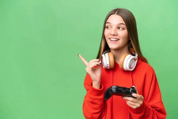 十几岁的女孩在一个孤立的背景下玩电子游戏控制器 想在举手表决的同时实现这个解决方案 — 图库照片