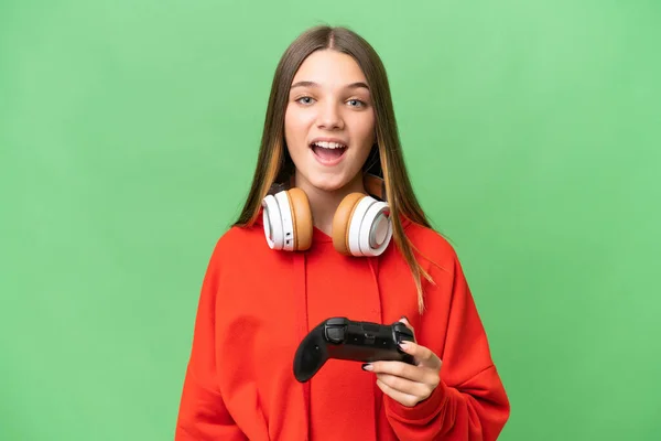 青少年白种人女孩在一个孤立的背景下玩电子游戏控制器 有着令人惊讶的面部表情 — 图库照片