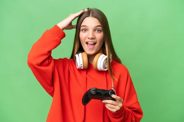 Adolescente Chica Caucásica Jugando Con Controlador Videojuegos Sobre Fondo Aislado — Foto de Stock