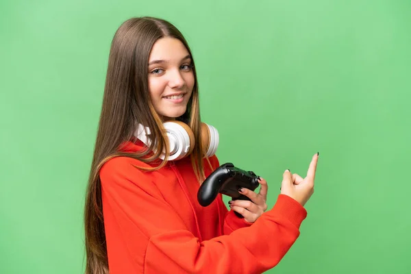 青少年高加索女孩玩电子游戏控制器在孤立的背景下指向后 — 图库照片