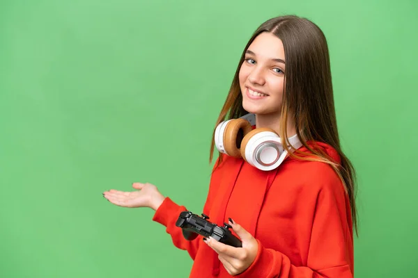 ティーンCaucasian女の子遊びますとともにAビデオゲームコントローラ上の隔離された背景伸張手へザ側への招待 — ストック写真