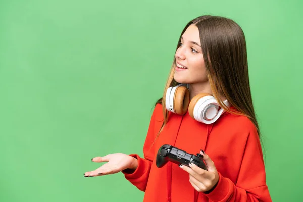 기사보기 코카서스 소녀가 비디오 컨트롤러를 가지고 놀면서 배경에서 표정으로 바라보고 — 스톡 사진