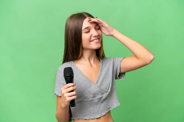 Tonårssångerska Flicka Plocka Upp Mikrofon Över Isolerade Bakgrund Ler Hel — Stockfoto