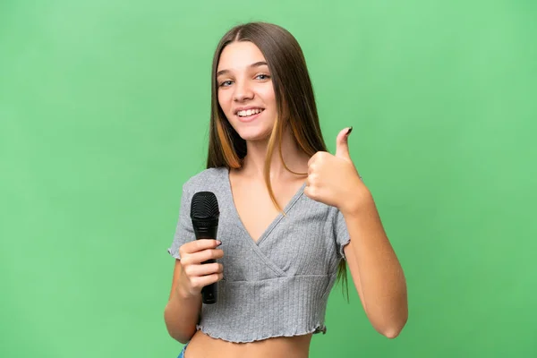 Genç Şarkıcı Kız Izole Bir Arka Planda Mikrofonu Eline Aldı — Stok fotoğraf
