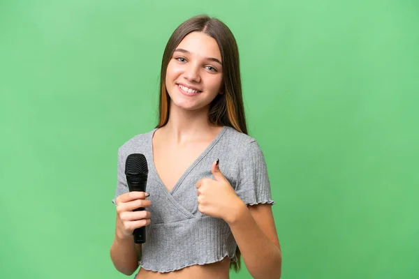 Genç Şarkıcı Kız Izole Edilmiş Bir Arka Planda Mikrofonu Eline — Stok fotoğraf