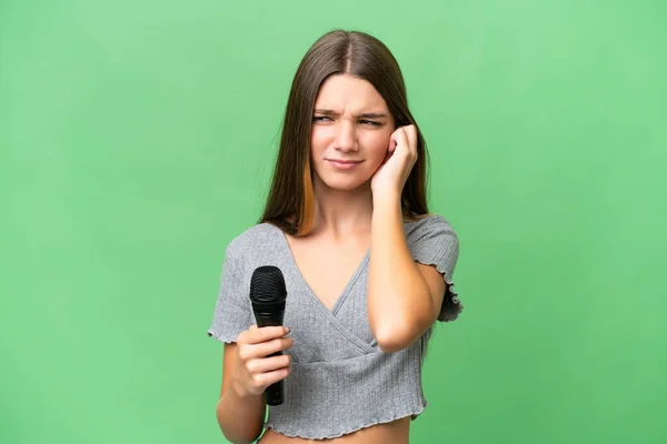 Teenager Zpěvačka Dívka Zvedání Mikrofon Přes Izolované Pozadí Frustrovaný Zakrývání — Stock fotografie