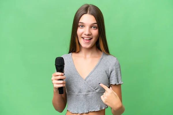 Genç Şarkıcı Kız Izole Edilmiş Bir Arka Planda Sürpriz Bir — Stok fotoğraf