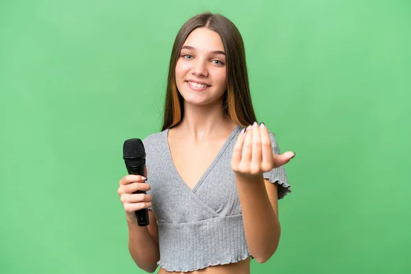 Genç Şarkıcı Kız Izole Edilmiş Bir Arka Planda Mikrofonu Eline — Stok fotoğraf