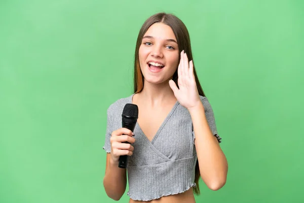 Adolescente Chanteuse Ramasser Microphone Sur Fond Isolé Criant Avec Bouche — Photo