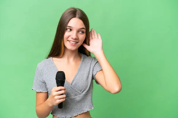 Adolescente Cantora Menina Pegar Microfone Sobre Fundo Isolado Ouvir Algo — Fotografia de Stock