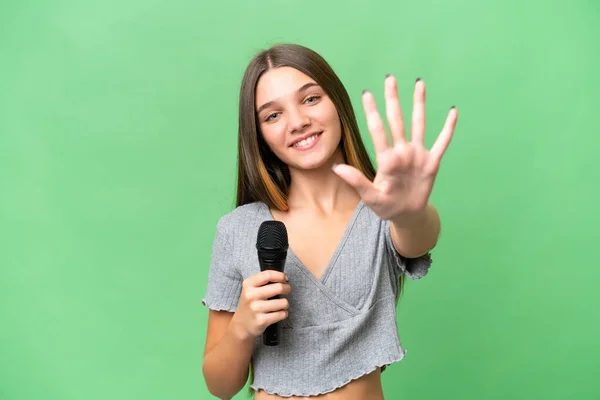 Genç Şarkıcı Kız Izole Edilmiş Bir Arka Planda Mikrofonu Kaldırıp — Stok fotoğraf