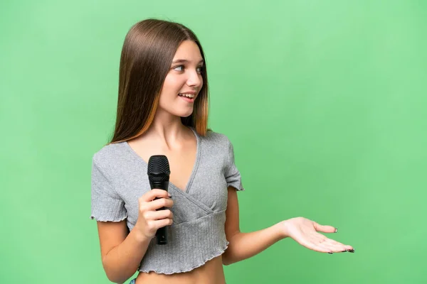 Adolescente Cantante Chica Recogiendo Micrófono Sobre Fondo Aislado Con Expresión — Foto de Stock