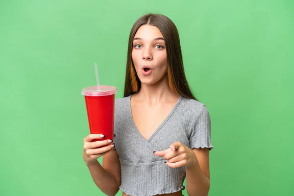 Adolescent Caucasien Fille Tenant Soda Sur Fond Isolé Surpris Pointant — Photo