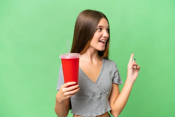 Adolescente Caucasienne Tenant Soda Sur Fond Isolé Dans Intention Réaliser — Photo