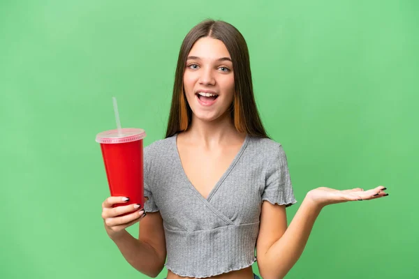 Adolescente Caucasienne Fille Tenant Soda Sur Fond Isolé Avec Expression — Photo