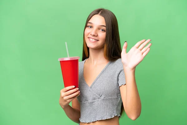 Tiener Kaukasisch Meisje Houden Een Soda Geïsoleerde Achtergrond Salueren Met — Stockfoto