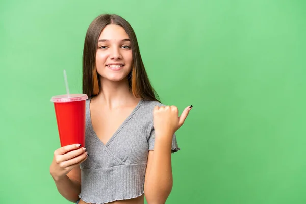 Adolescente Caucasienne Tenant Soda Sur Fond Isolé Pointant Vers Côté — Photo