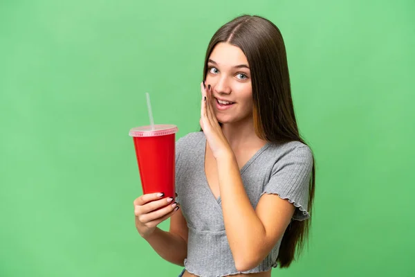 Tiener Kaukasisch Meisje Houden Een Frisdrank Geïsoleerde Achtergrond Fluisteren Iets — Stockfoto