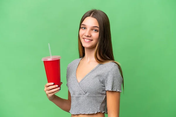 Adolescente Caucasiano Menina Segurando Refrigerante Sobre Fundo Isolado Sorrindo Muito — Fotografia de Stock