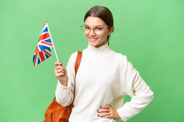 十几岁的学生高举英国国旗 背对孤立的背景 手挽手 面带微笑 是一个高加索女孩 — 图库照片