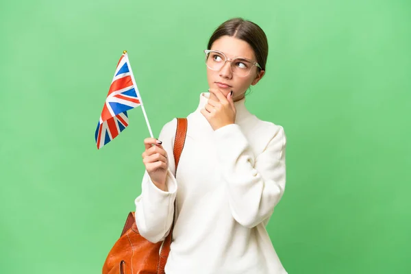 Подростковая Студентка Кавказка Флагом Великобритании Изолированном Фоне Сомнениями — стоковое фото