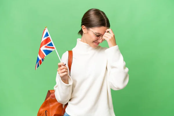 十几岁的学生高举英国国旗 在孤立的背景下大笑 — 图库照片