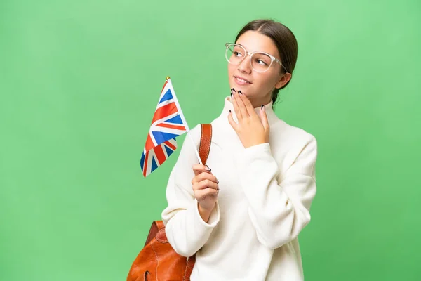 Подростковая Студентка Кавказская Девушка Флагом Великобритании Изолированном Фоне Смотрит Вверх — стоковое фото