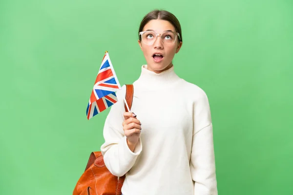 Подросток Студентка Кавказской Девушки Флагом Великобритании Изолированном Фоне Смотрит Вверх — стоковое фото
