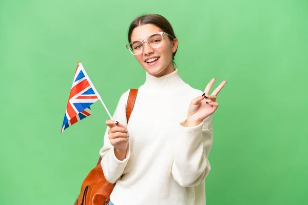 十几岁的学生高举英国国旗 面带微笑 展示胜利的标志 — 图库照片
