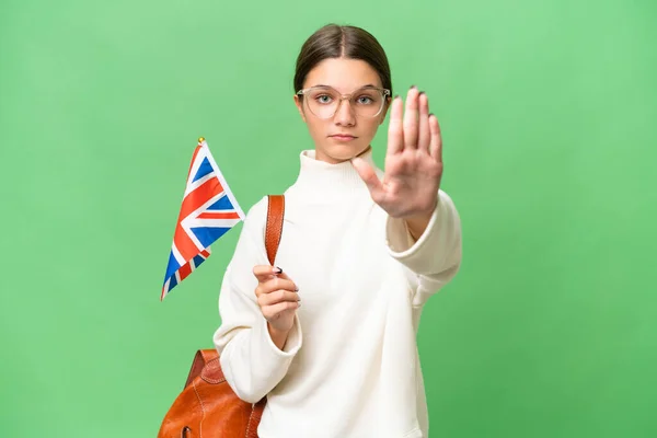 十几岁的学生高举英国国旗 在孤立的背景下做停止动作 — 图库照片