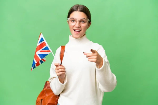 Nastolatek Student Kaukaski Dziewczyna Trzymając Wielka Brytania Flaga Nad Odizolowane — Zdjęcie stockowe