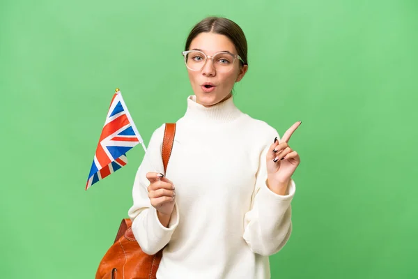 十几岁的学生高举英国国旗高举孤立背景的高加索女孩 想在举手表决的同时实现这一解决方案 — 图库照片
