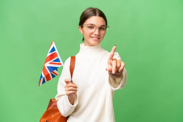 十几岁的学生 高举英国国旗 在孤立的背景下展示并举起一只手指头的高加索女孩 — 图库照片