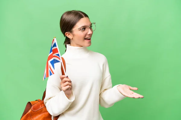 Kafkasyalı Genç Bir Kız Birleşik Krallık Bayrağını Izole Edilmiş Arka — Stok fotoğraf