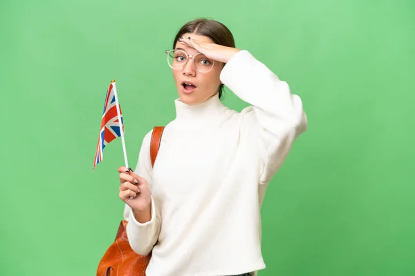 Подросток Кавказка Флагом Великобритании Изолированном Фоне Делает Неожиданный Жест Глядя — стоковое фото