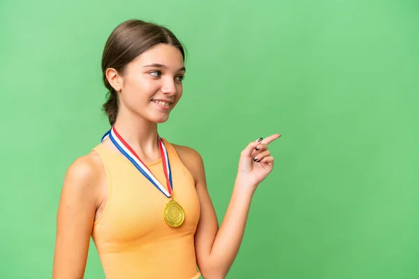 Teenager Běloška Medailemi Nad Izolovaným Pozadím Ukazující Prst Stranu Prezentující — Stock fotografie